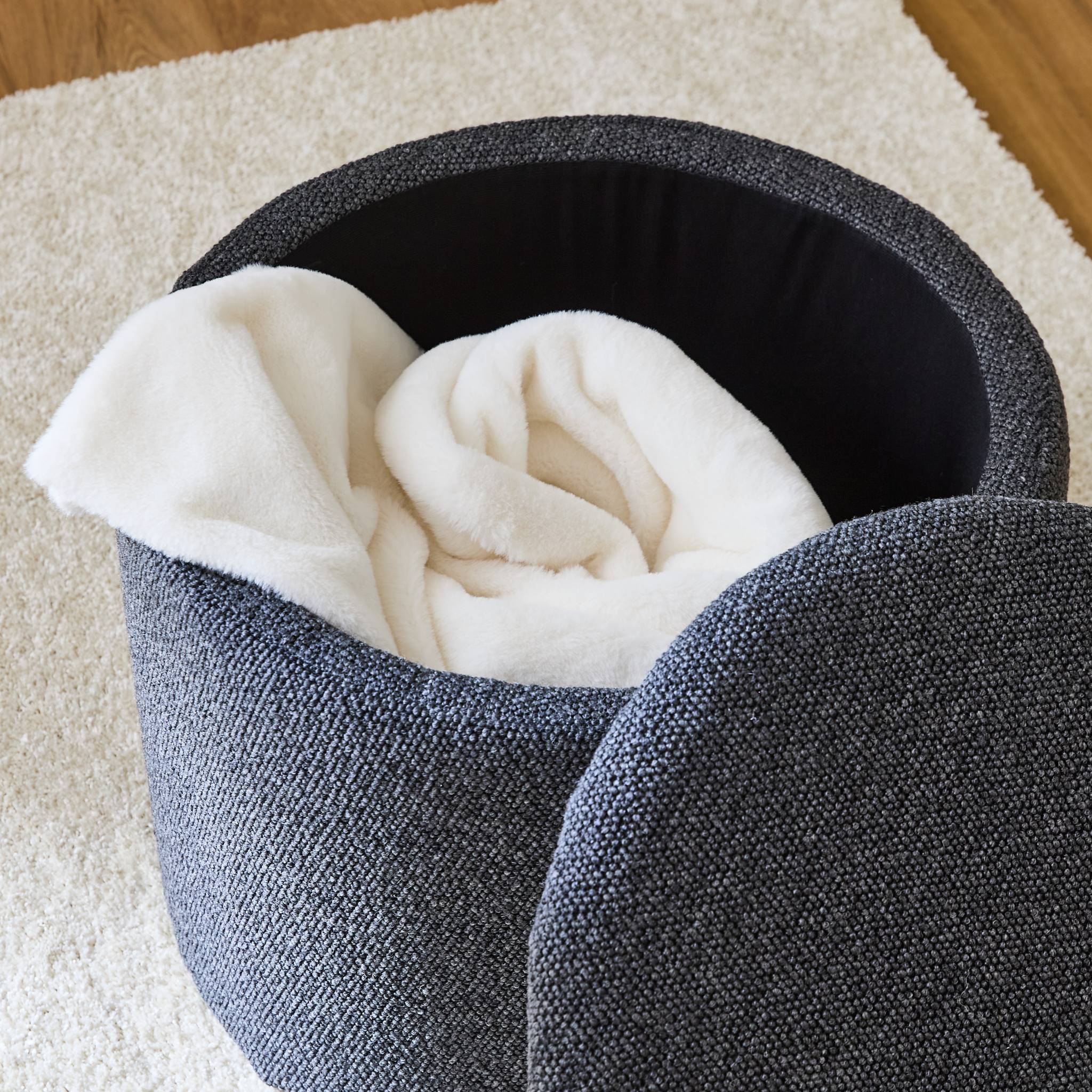 Pouf gris en tissu avec rangement pour coussins ou plaids