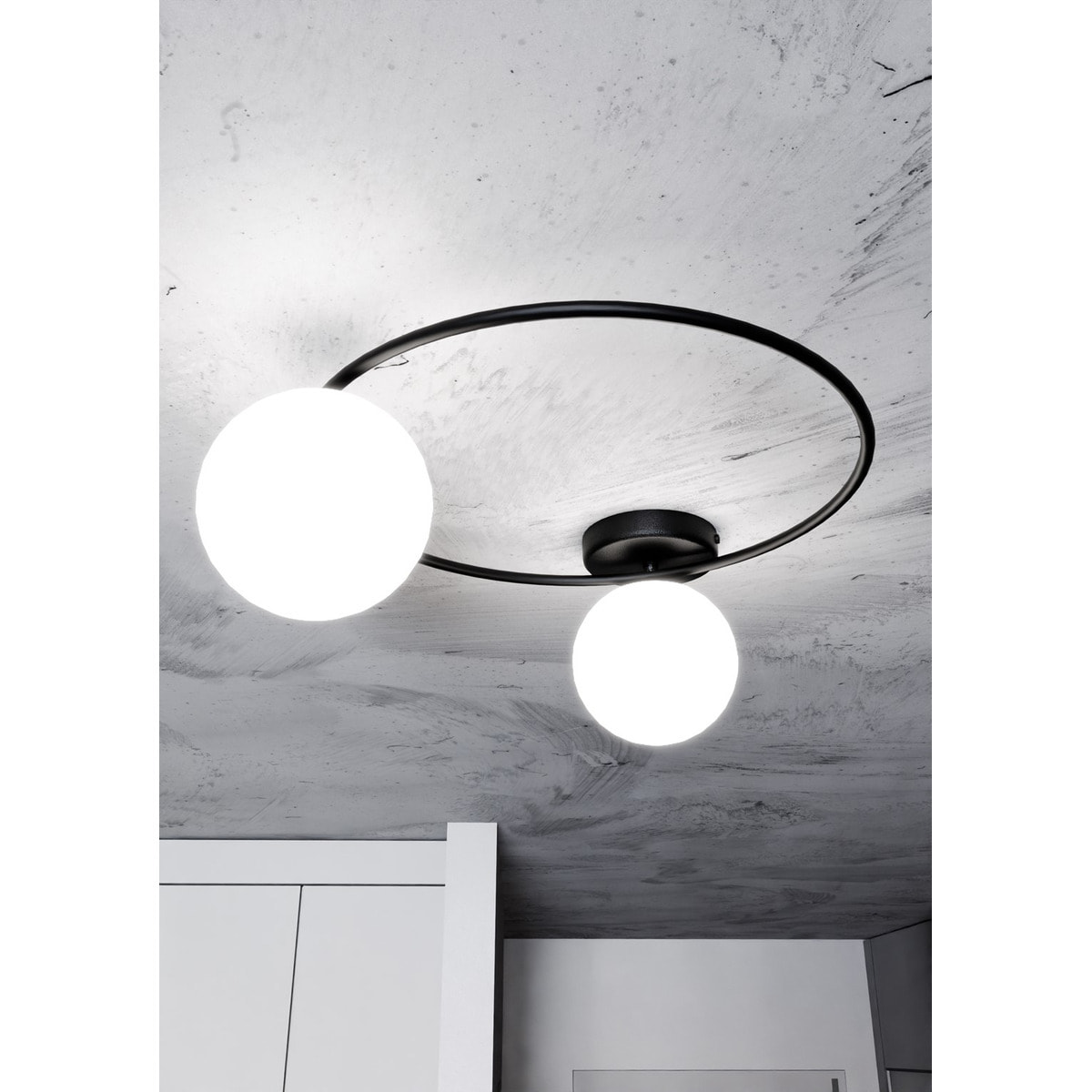 Lampada da soffitto SOPRA con struttura in acciaio nero e sfere in vetro opale