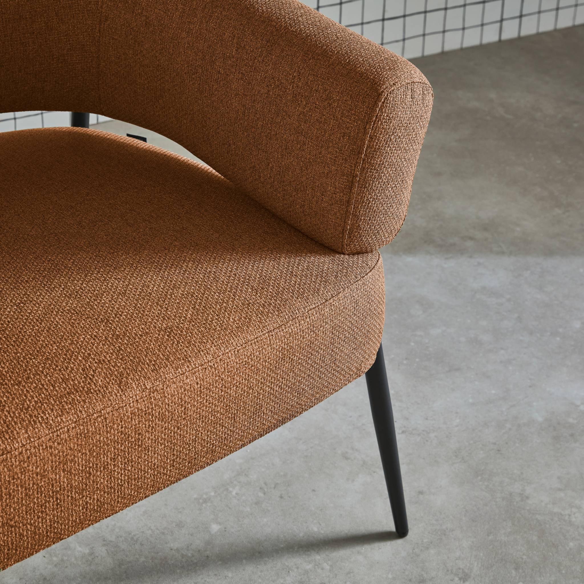 Fauteuil tissu dossier incurvé piétement métal CRISTO