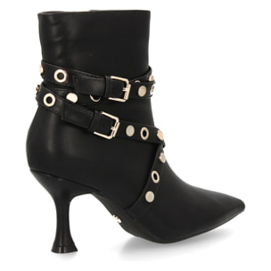 Botín elegante con tiras y hebillas.