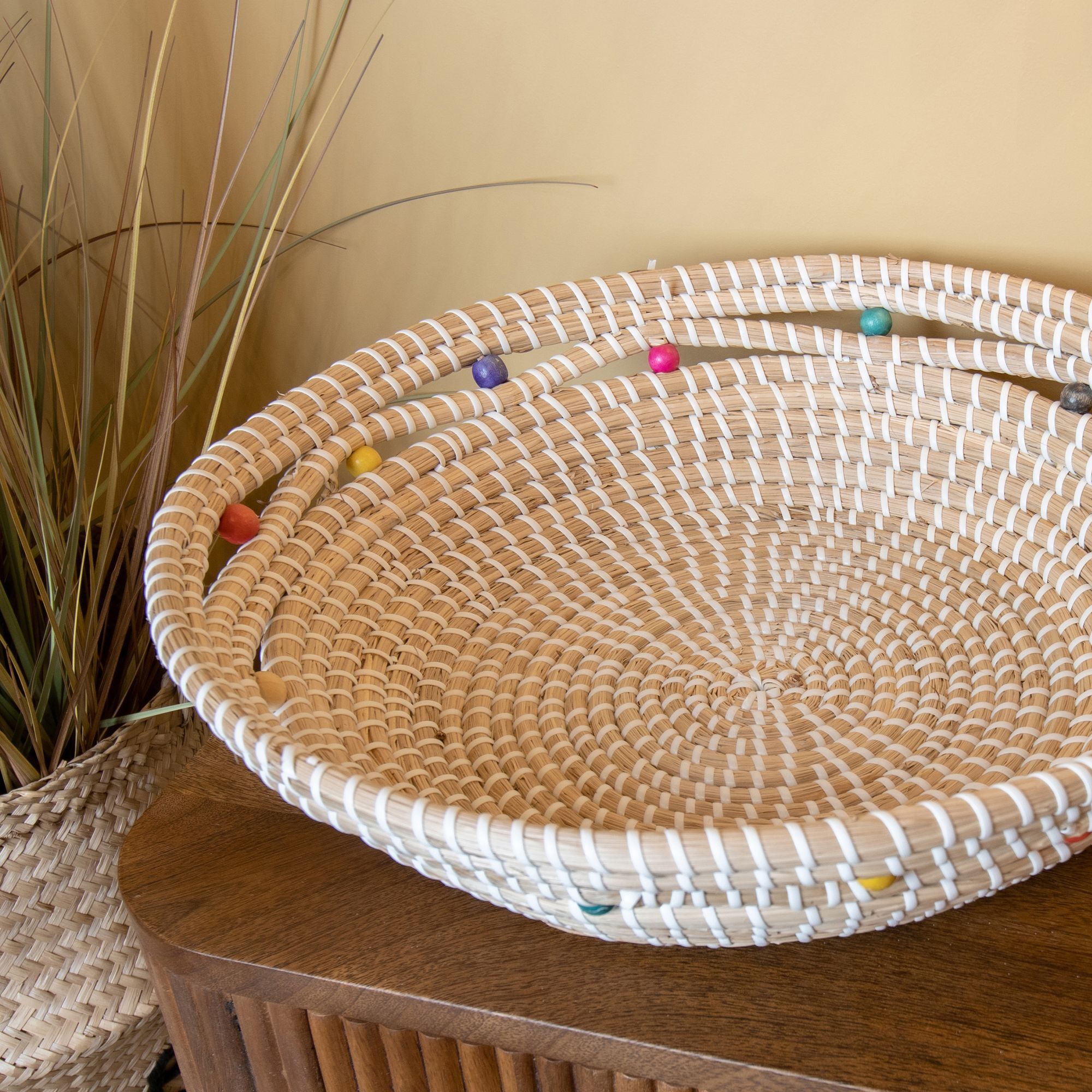 Corbeille ronde en jonc de mer et perles de bois 37cm MILOS