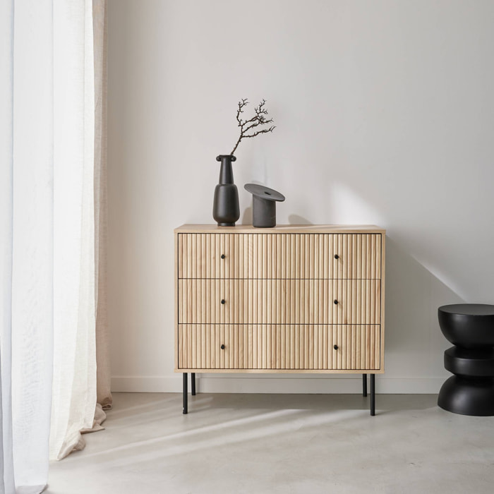 Commode contemporaine décor bois rainuré 3 tiroirs poignées métal noir