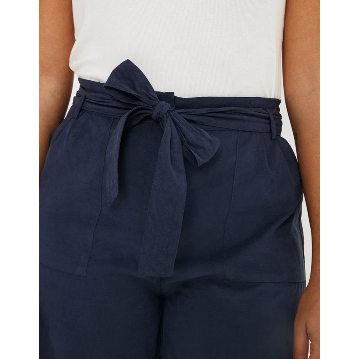 Bermuda Corta con Cinturón Azul Marino - Valiana