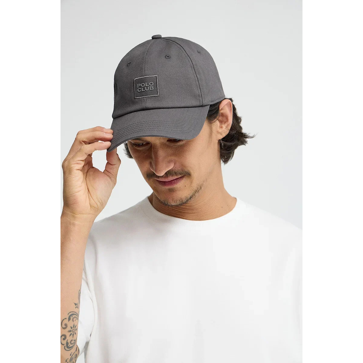 Gorra gris oscuro de seis paneles con logo Polo Club
