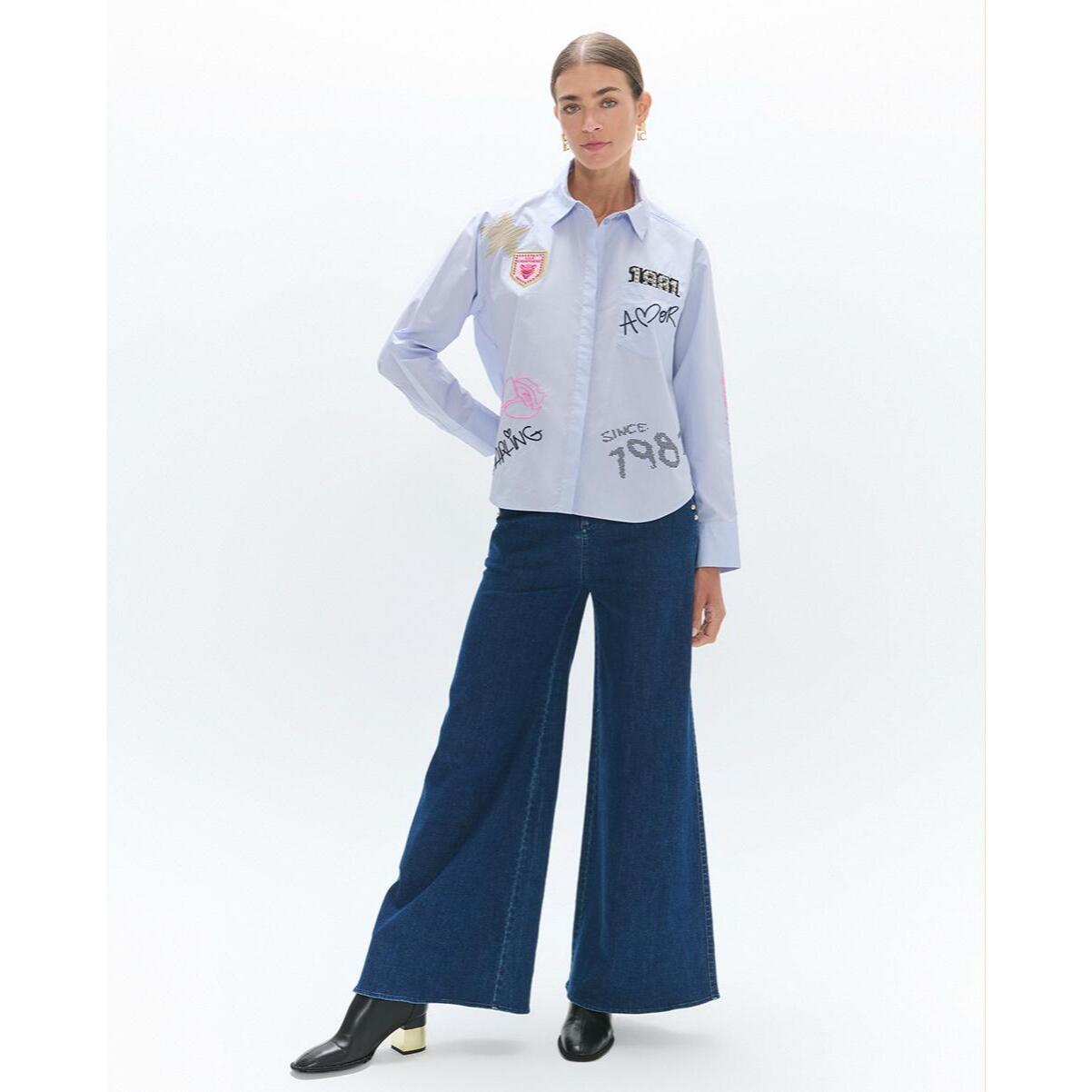 Camicia in popeline con dettagli e applicazioni.