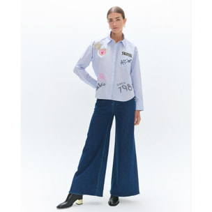 Camicia in popeline con dettagli e applicazioni.