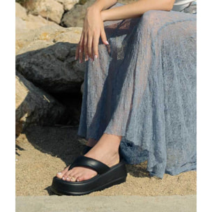 Sandalias de dedo negras con plataforma