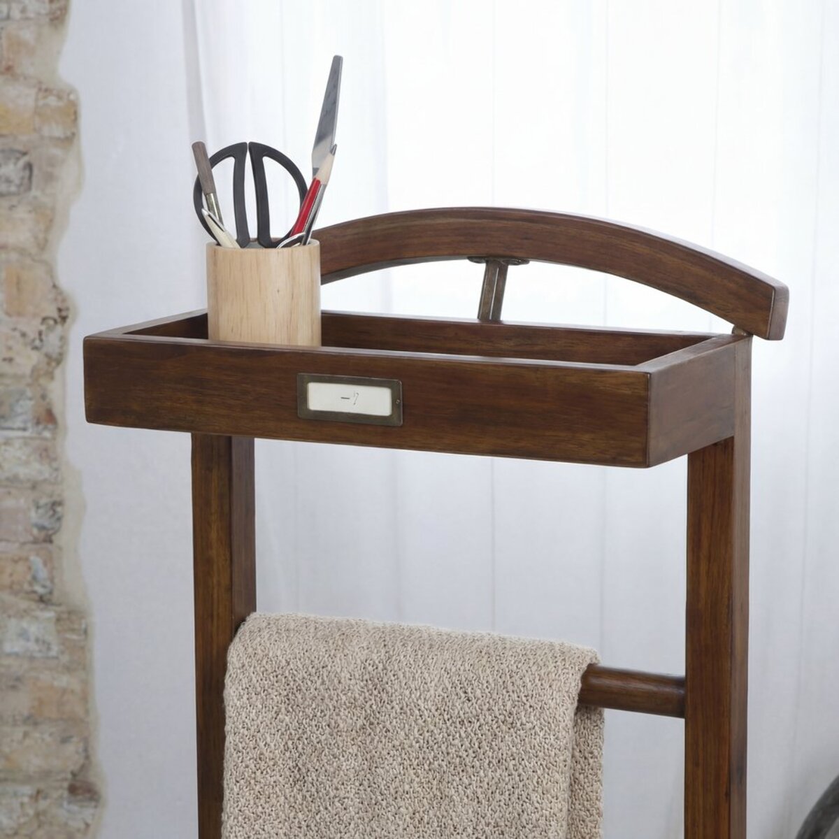 Valet de chambre Gamai -bois massif de mindi, panneau mdf et placage naturel-couleur teck 42 x 113 x 30 cm