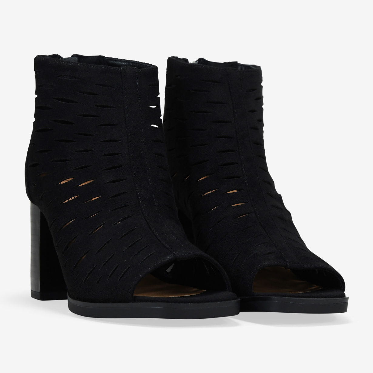 Botines negros con puntera abierta y calados