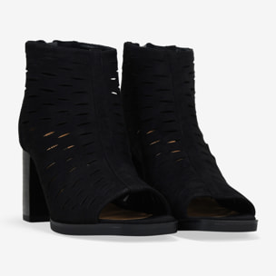 Botines negros con puntera abierta y calados