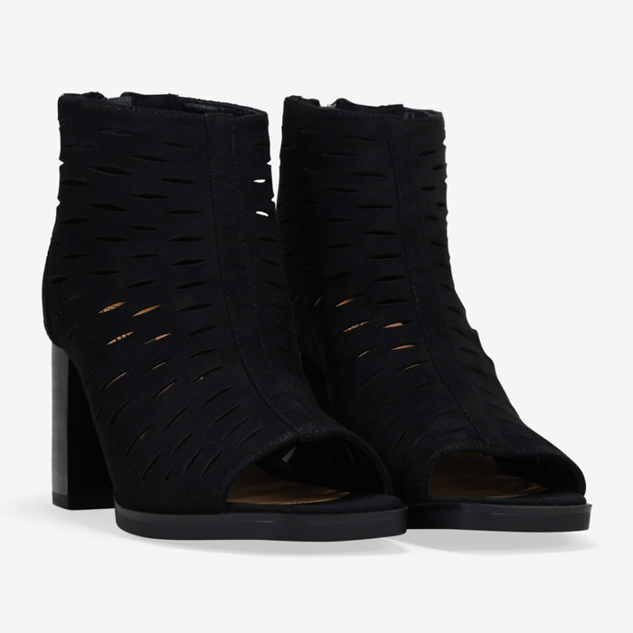 Botines negros con puntera abierta y calados