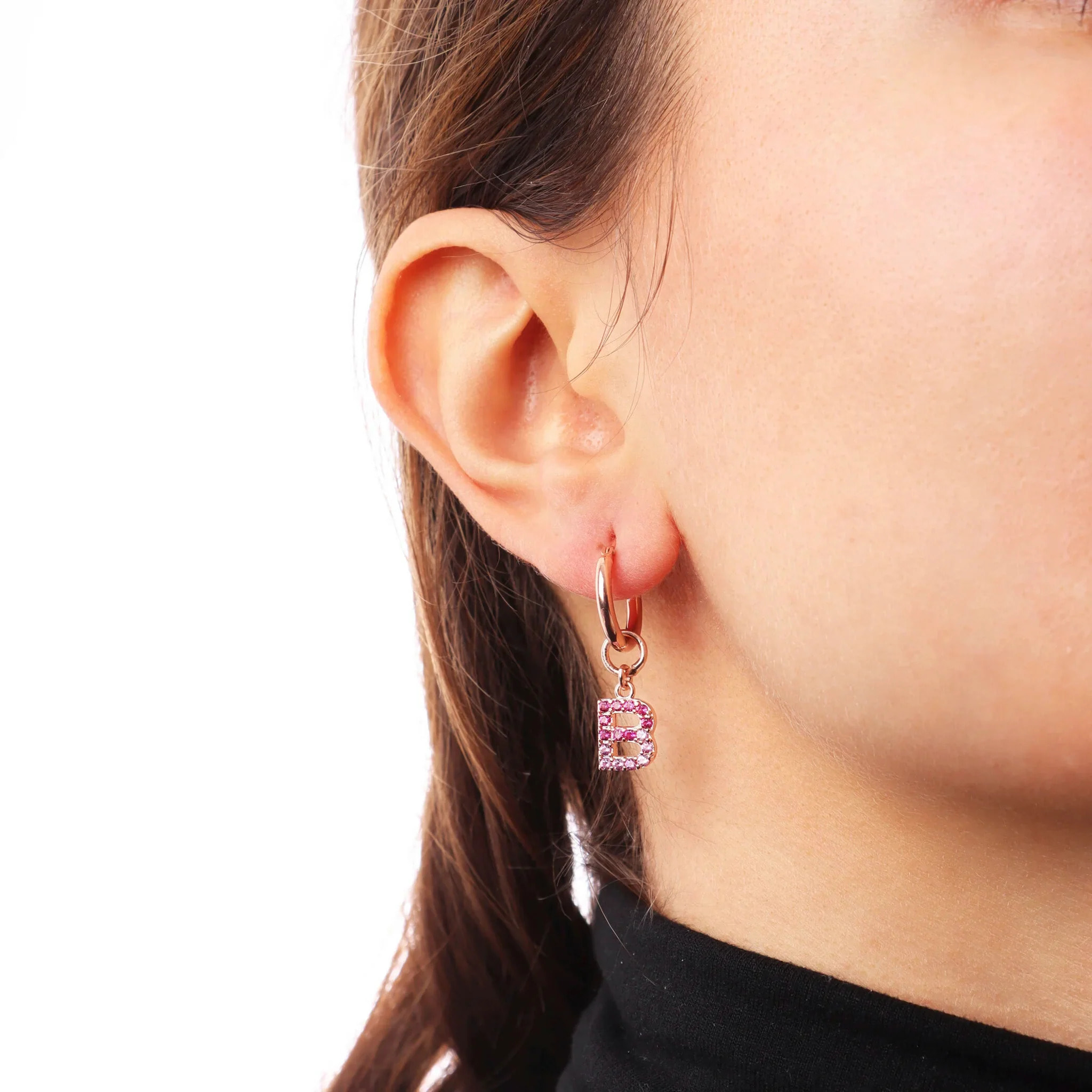 Orecchino a Cerchio con Ciondolo Lettera B in Pavé di Cubic Zirconia Rosa