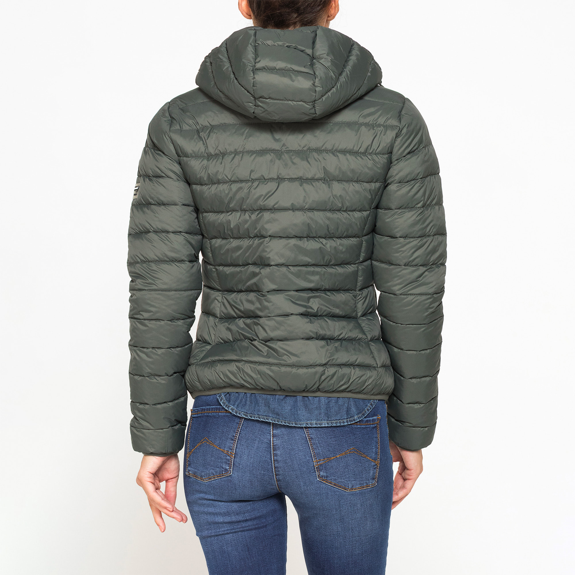 GIUBBOTTO RESISTENTE ALLA PIOGGIA CON IMBOTTITURA ULTRA LEGGERA. Vestibilità regolare.