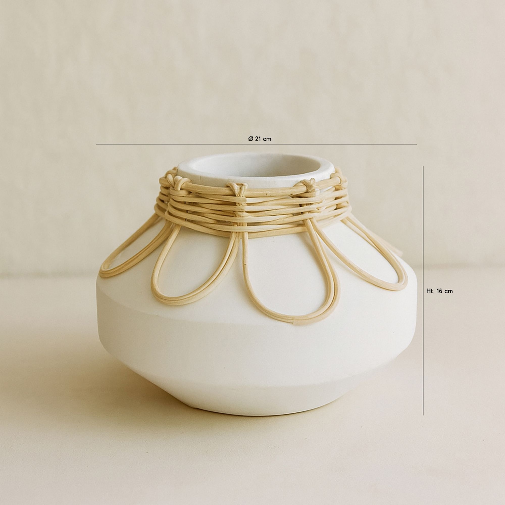 Vase en béton et rotin blanc h16cm NOUR