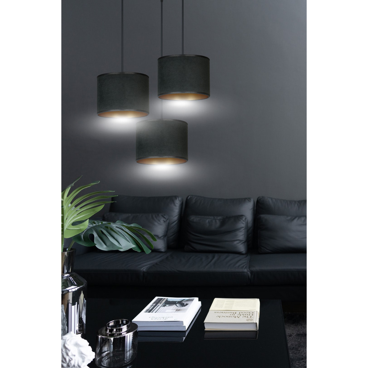 Lampada a sospensione Hilde in acciaio e velluto nero e oro