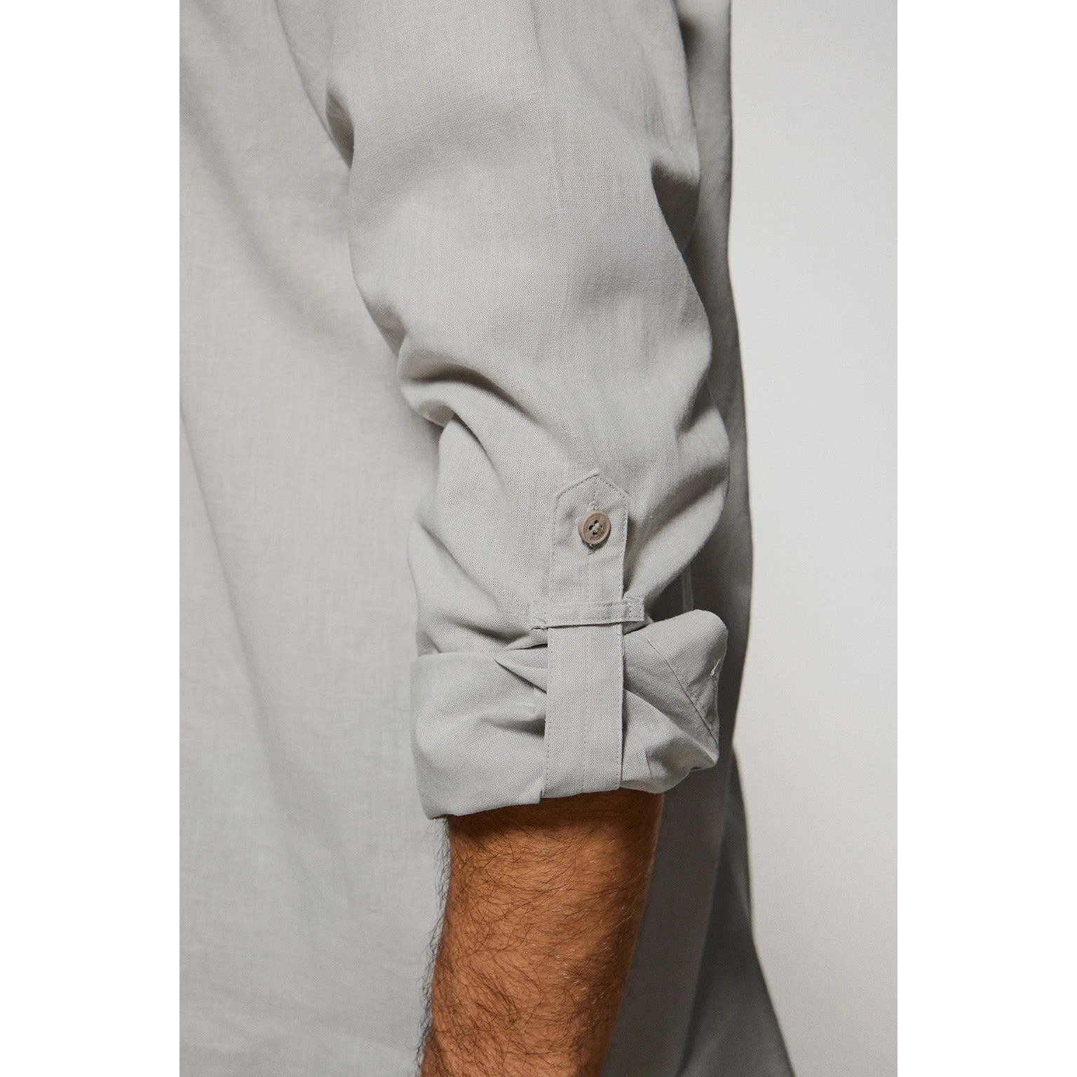 Camisa gris de lino y algodón regular fit con logo bordado