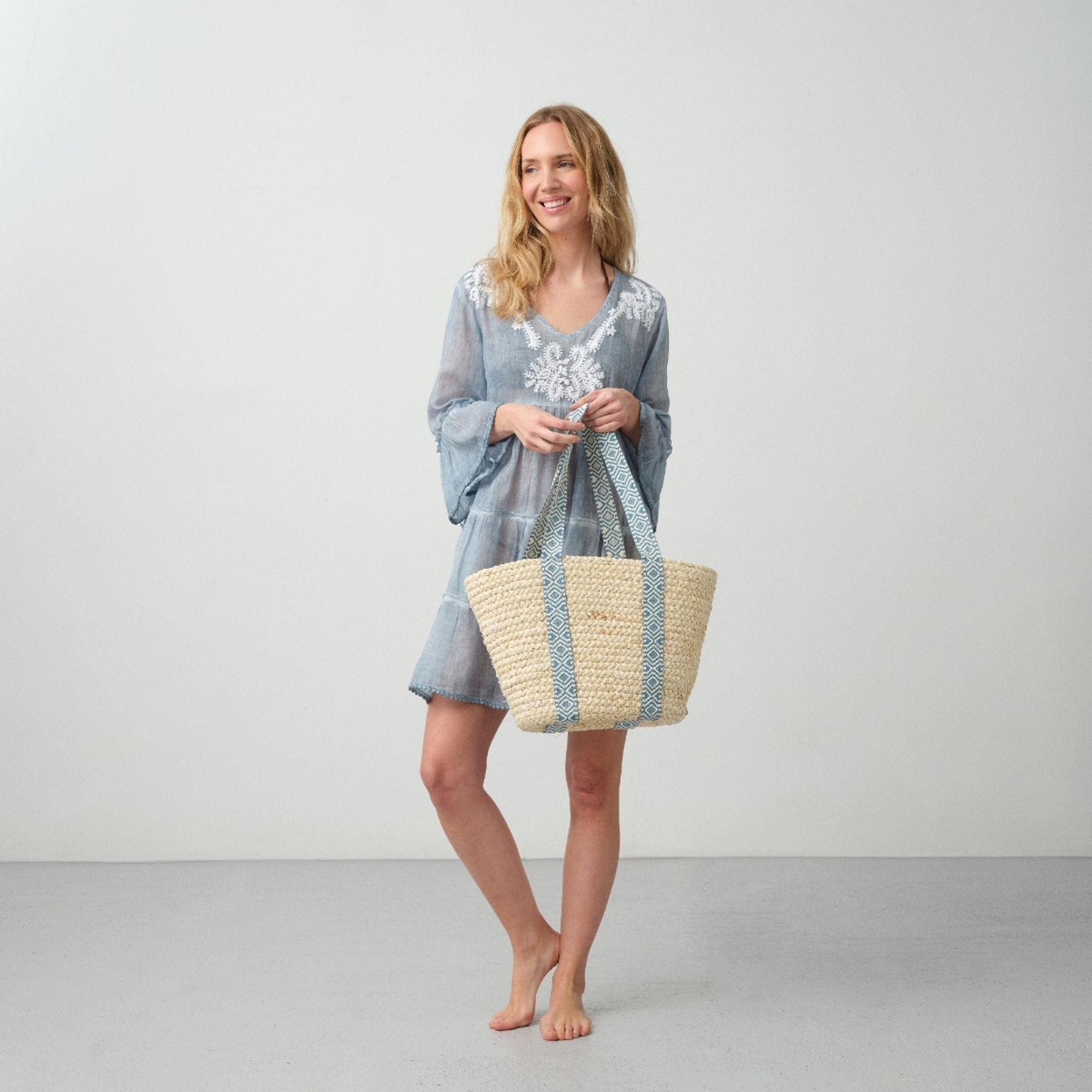 Capazo playa mimbre natural Lola color azul claro