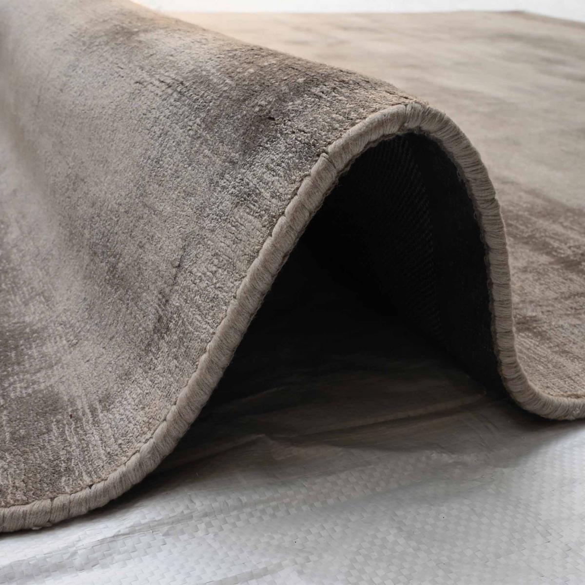 Tapis artisanal doux et soyeux tufté main en viscose