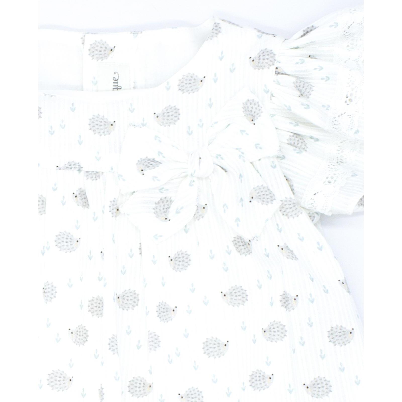 Vestido estampado de erizos, con volantes en las mangas.