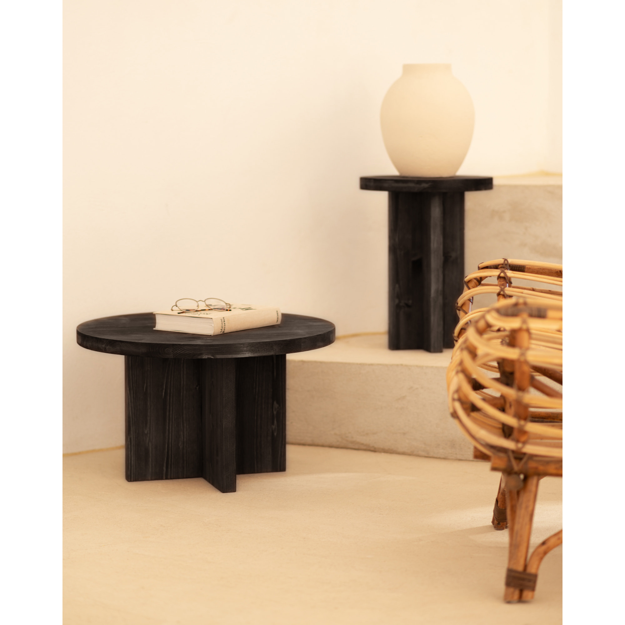 Table basse ronde en bois massif ton noir en différentes tailles
