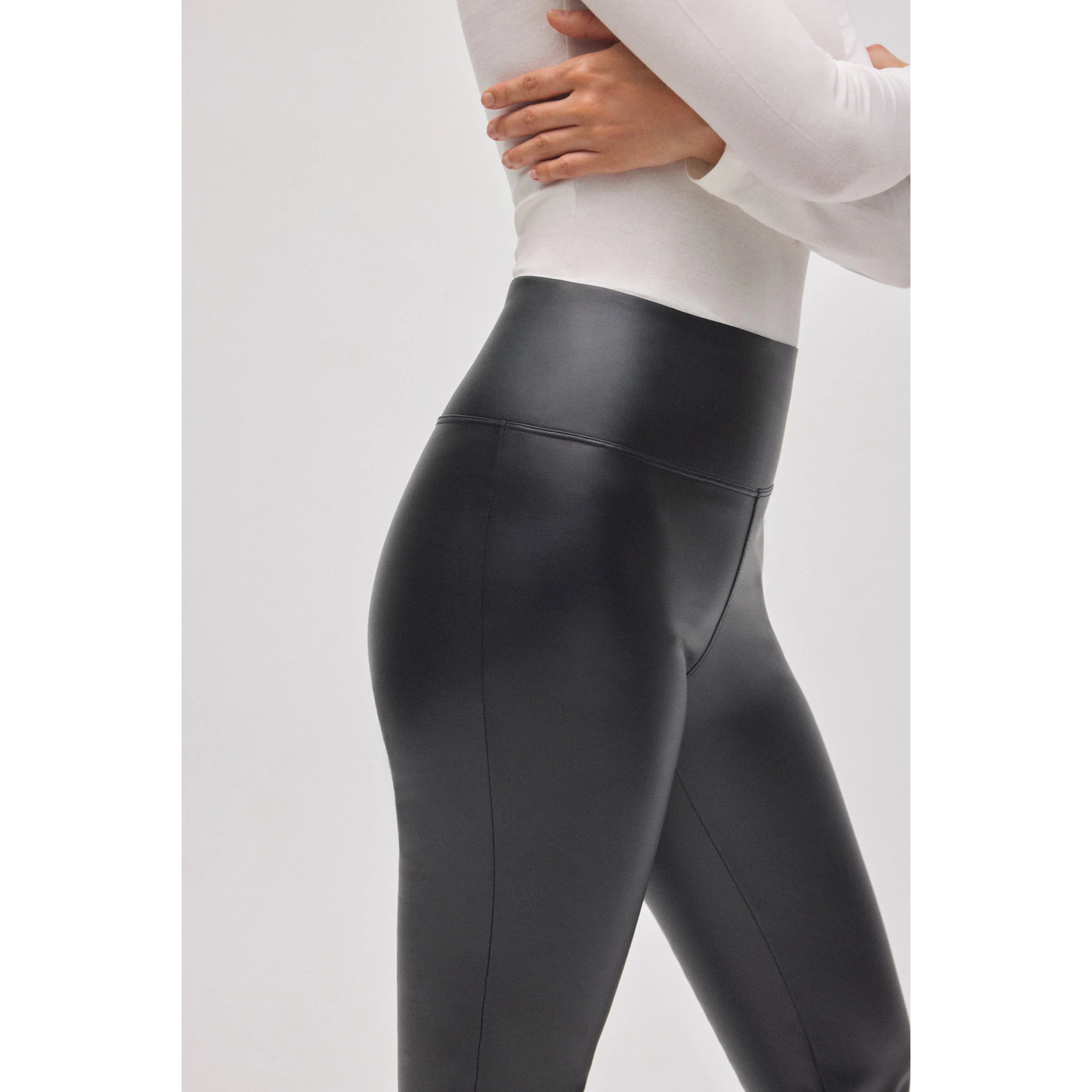 Leggings termici con pancia piatta e effetto pelle nera svasata