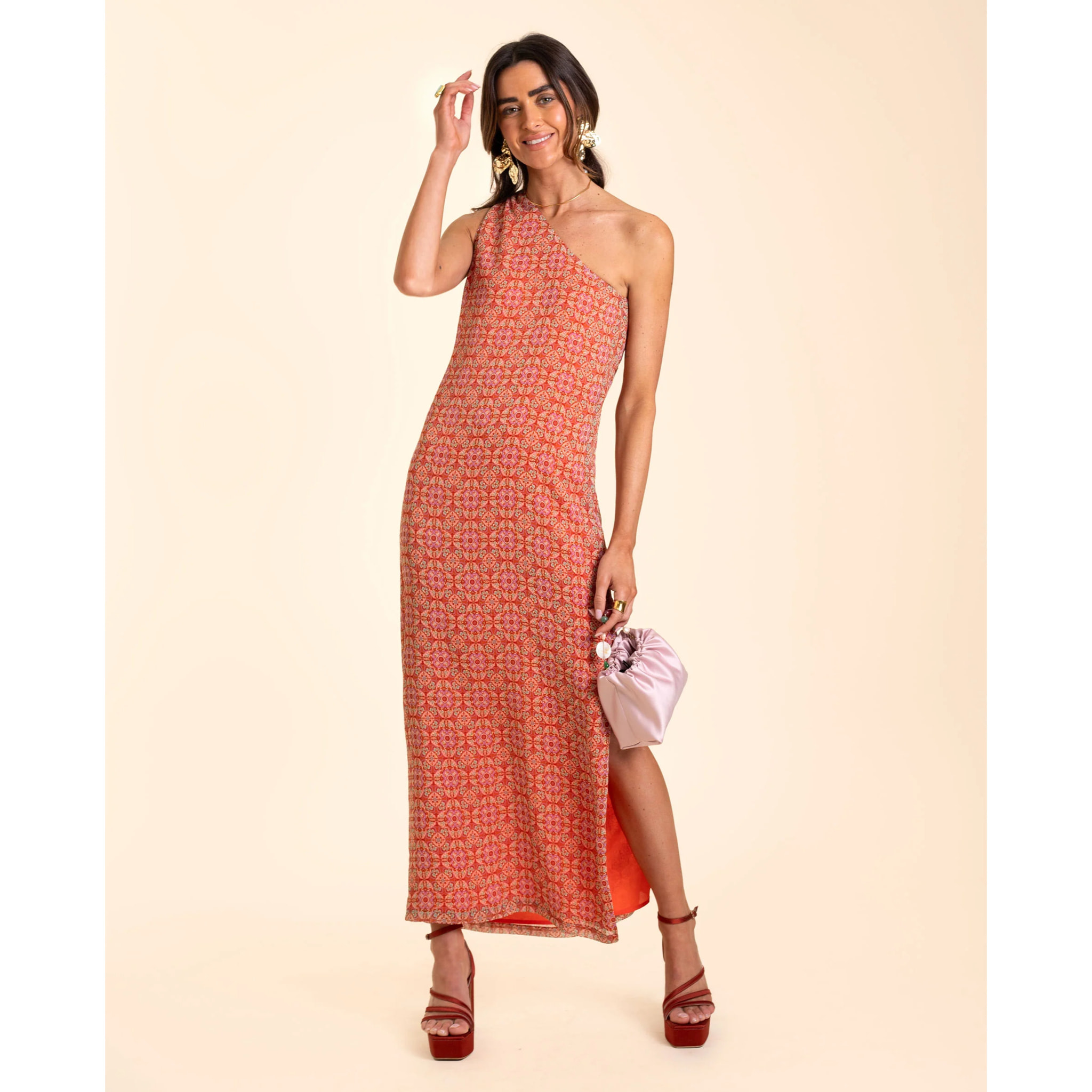 Vestido midi asimétrico con abertura