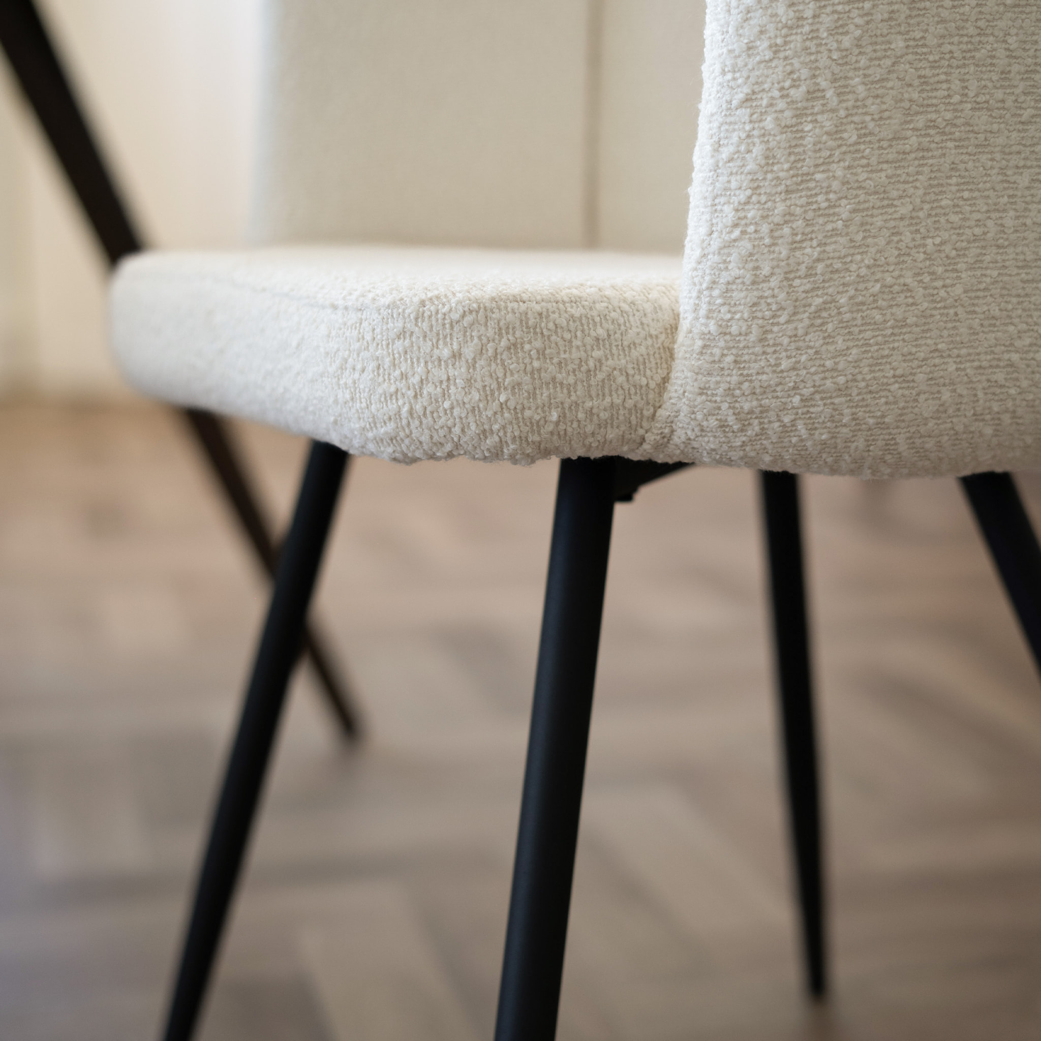 Lot de 2 chaises en tissu bouclé beige et pieds en métal - Cosette