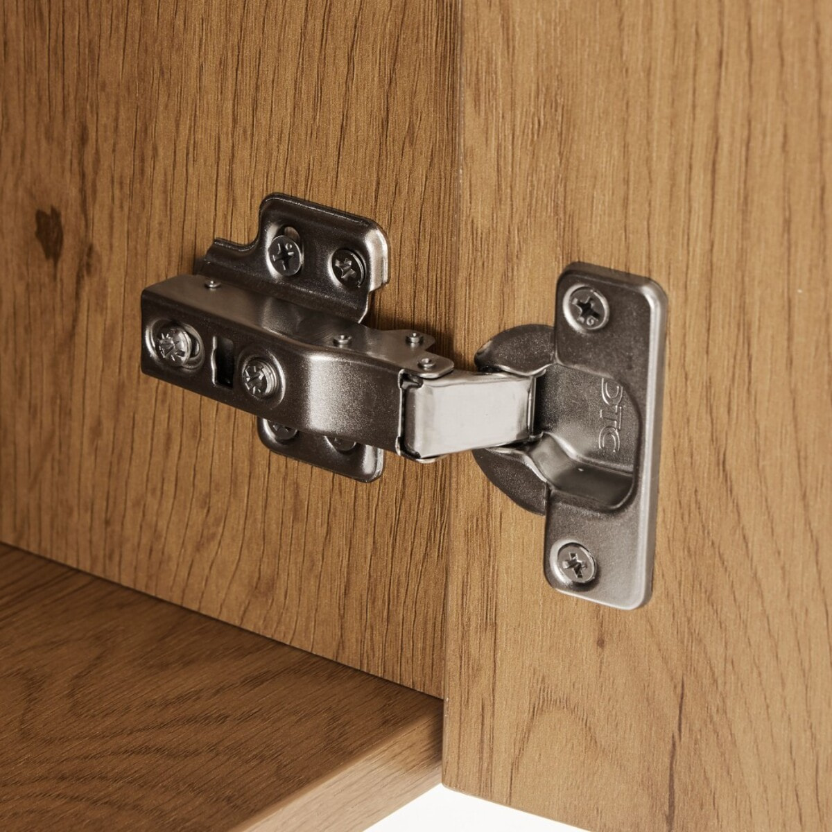 SCOTT - Buffet 4 portes décor effet bois rainuré noir et naturel