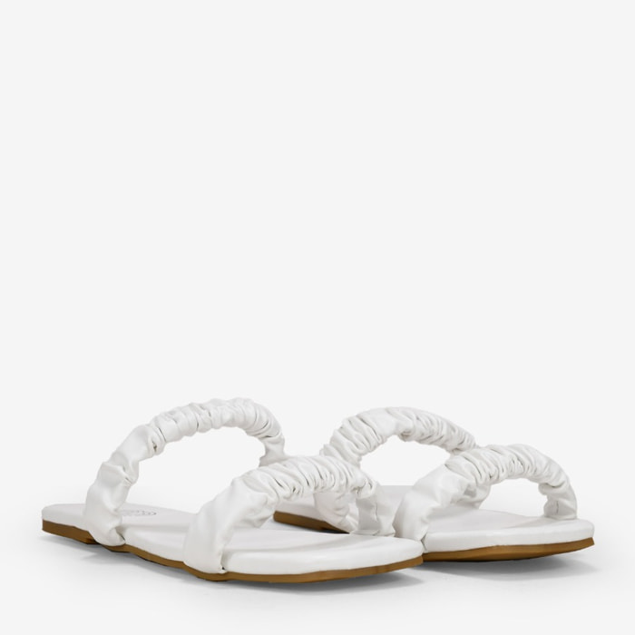 Sandalias blancas planas