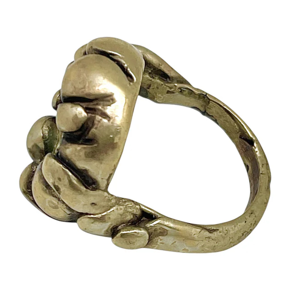 Anillo esmeralda chapado dorado-latón en forma solitario relieve artesano manual. Diseño único Gloria Mago