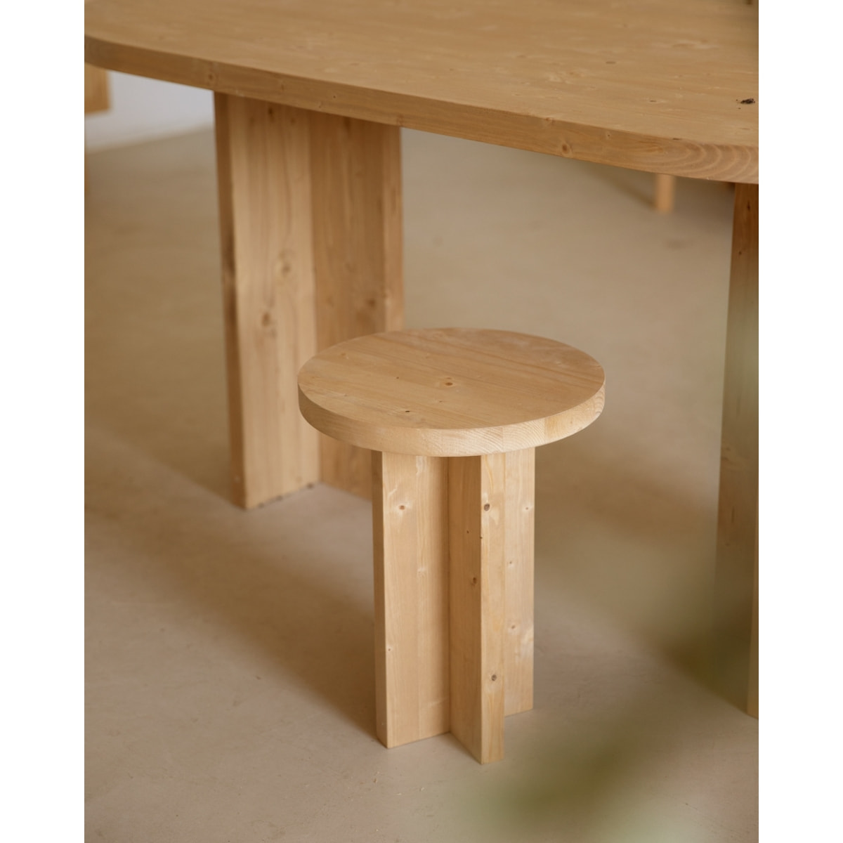 Tabouret en bois massif ton chêne moyen 45x35cm Hauteur: 45 Longueur: 35 Largeur: 35