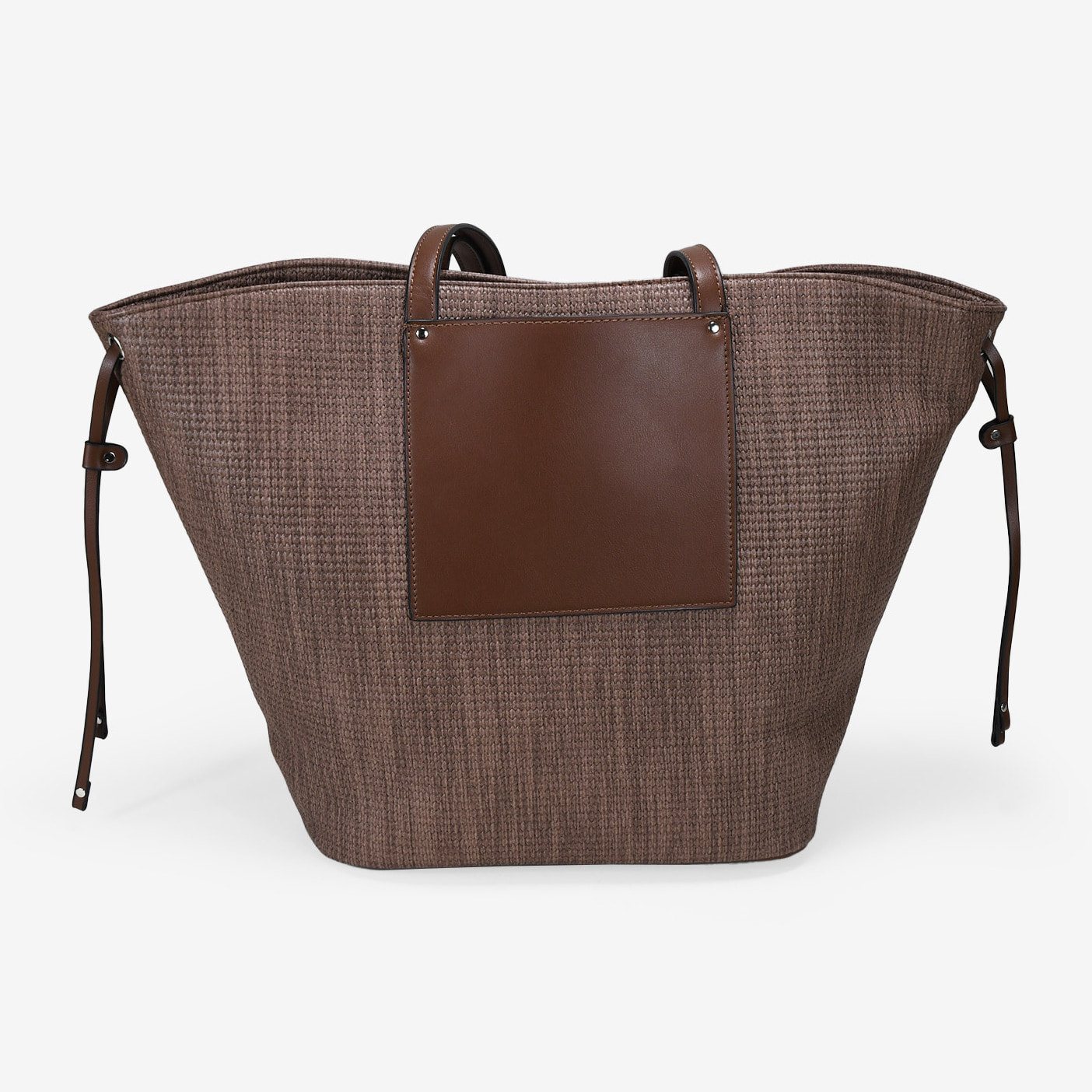 Bolso de hombro marrón con tachas metálicas