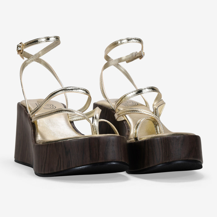 Sandalias de dedo doradas con cuña efecto madera