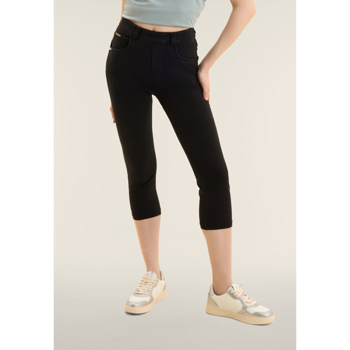 Pantaloni capri effetto denim con 5 tasche
