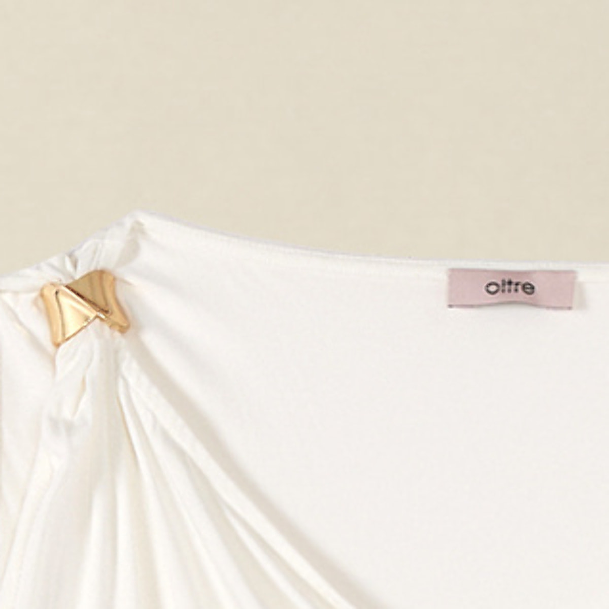 Oltre - Top con drappeggio e fermaglio metallico - Bianco