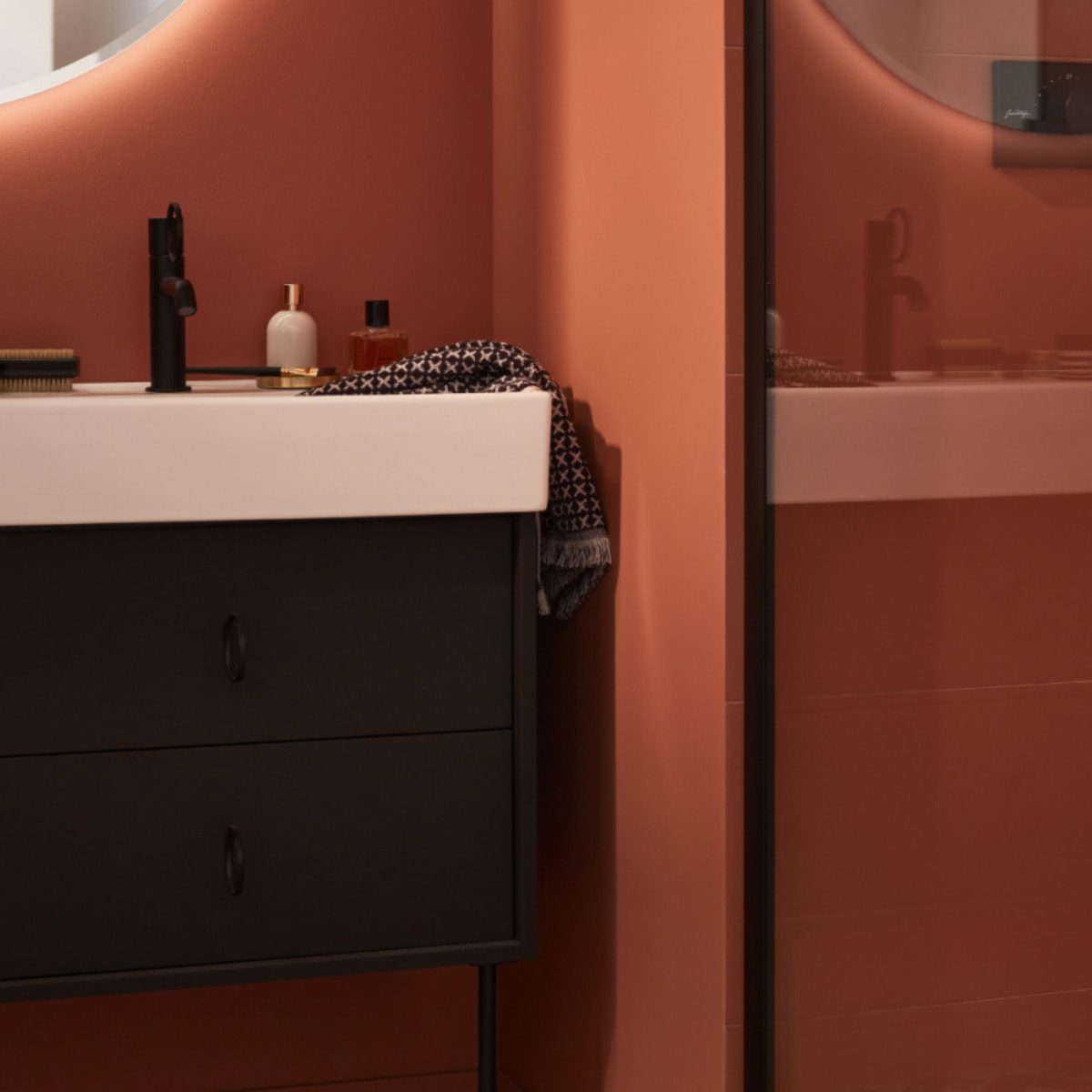 Mitigeur lavabo bas Vivienne noir mat avec bague noire mate