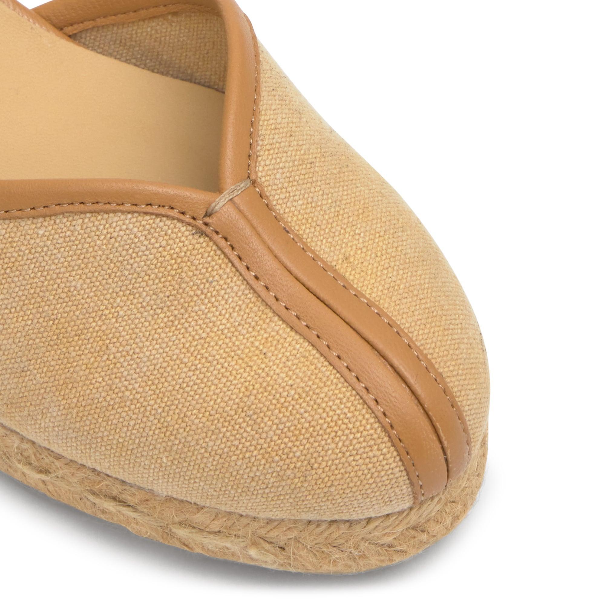 Alpargata Cecilia cuña de yute tintada en algodón orgánico con pulsera y escote en V