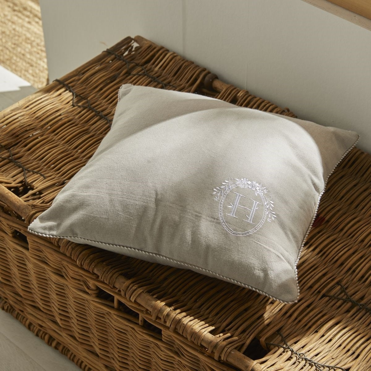 Coussin déhoussable avec broderie coton uni CHARME beige