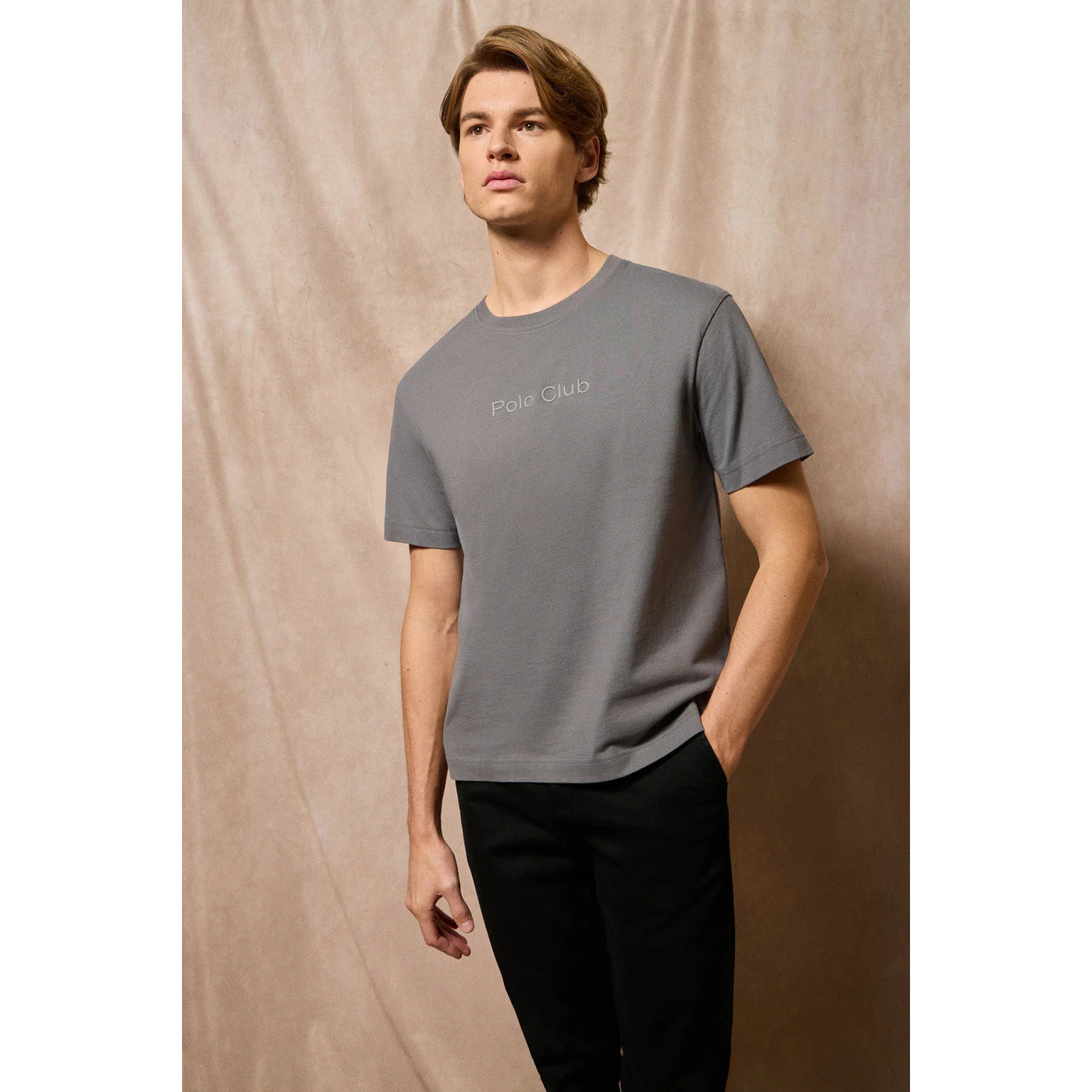 Camiseta gris asfalto de manga corta y cuello redondo con logotipo Polo Club