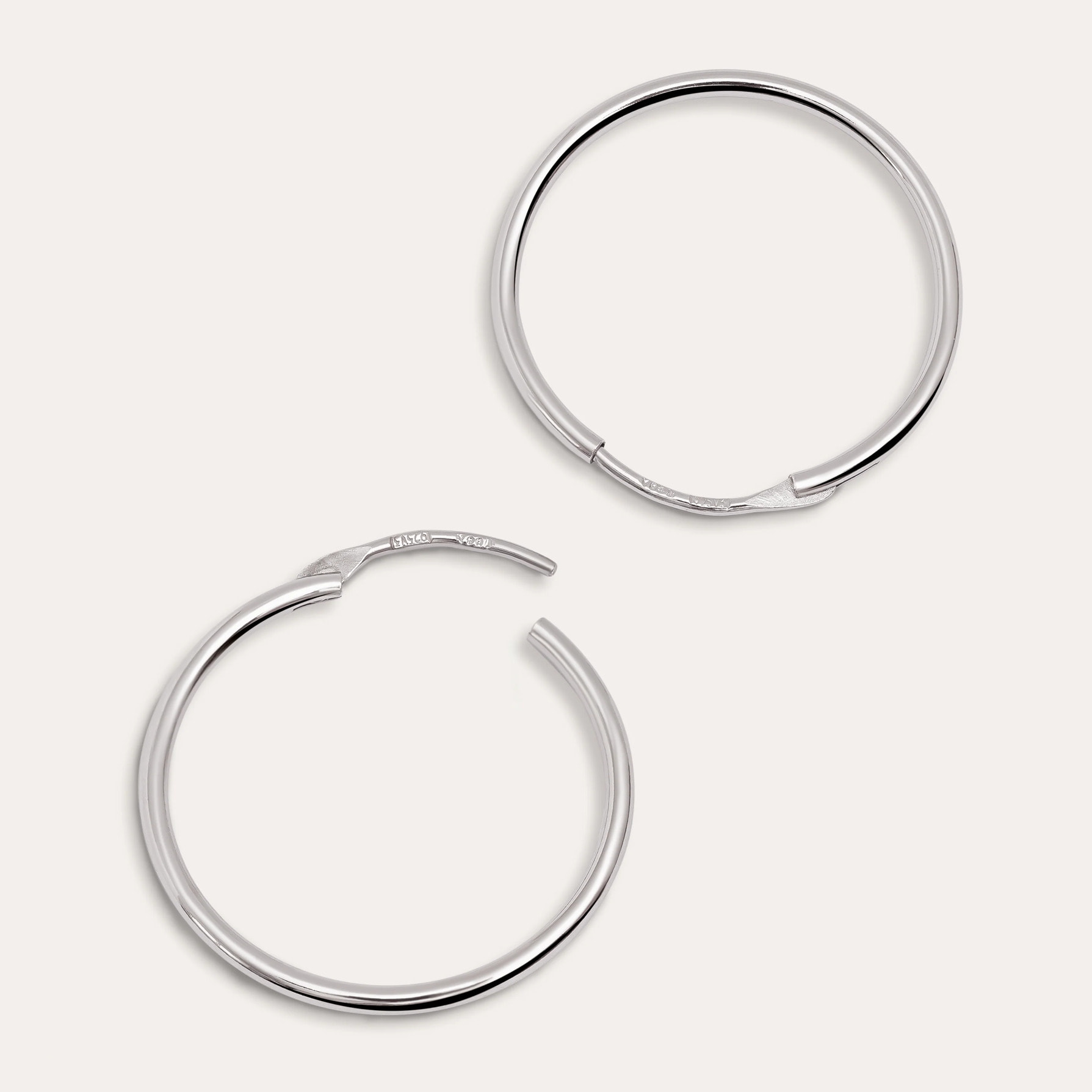 Orecchino Ana M in Argento