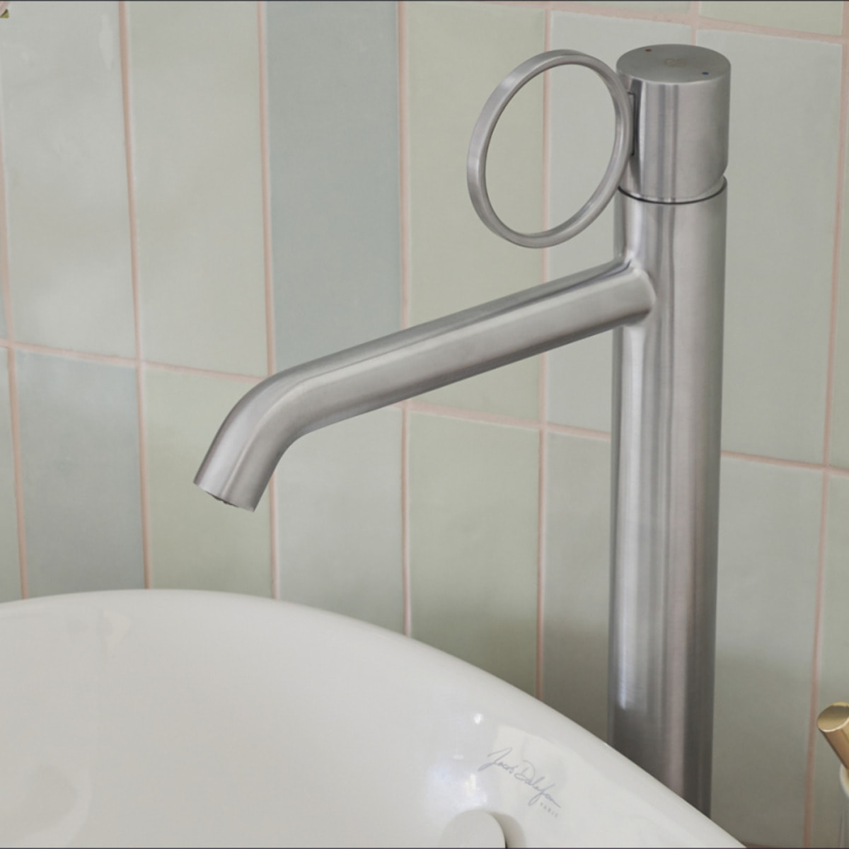 Mitigeur lavabo haut Vivienne chromé brossé avec bague chromée brossée