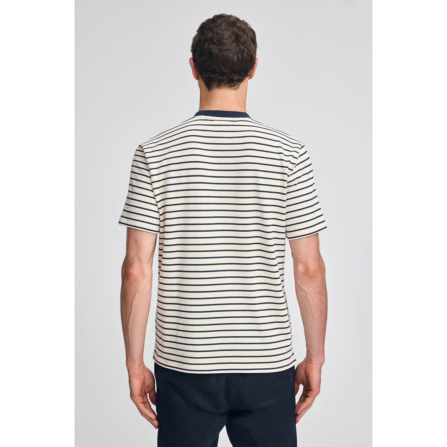 Camiseta de rayas azul marino y beige con monograma bordado