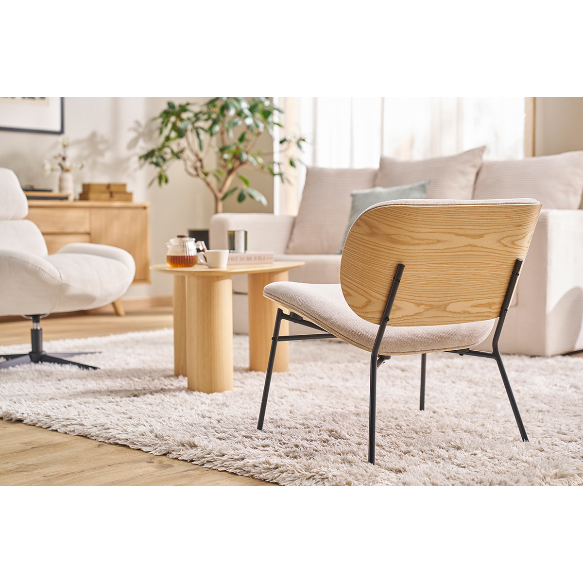 Fauteuil en tissu effet velours texturé beige et métal noir SHELBY