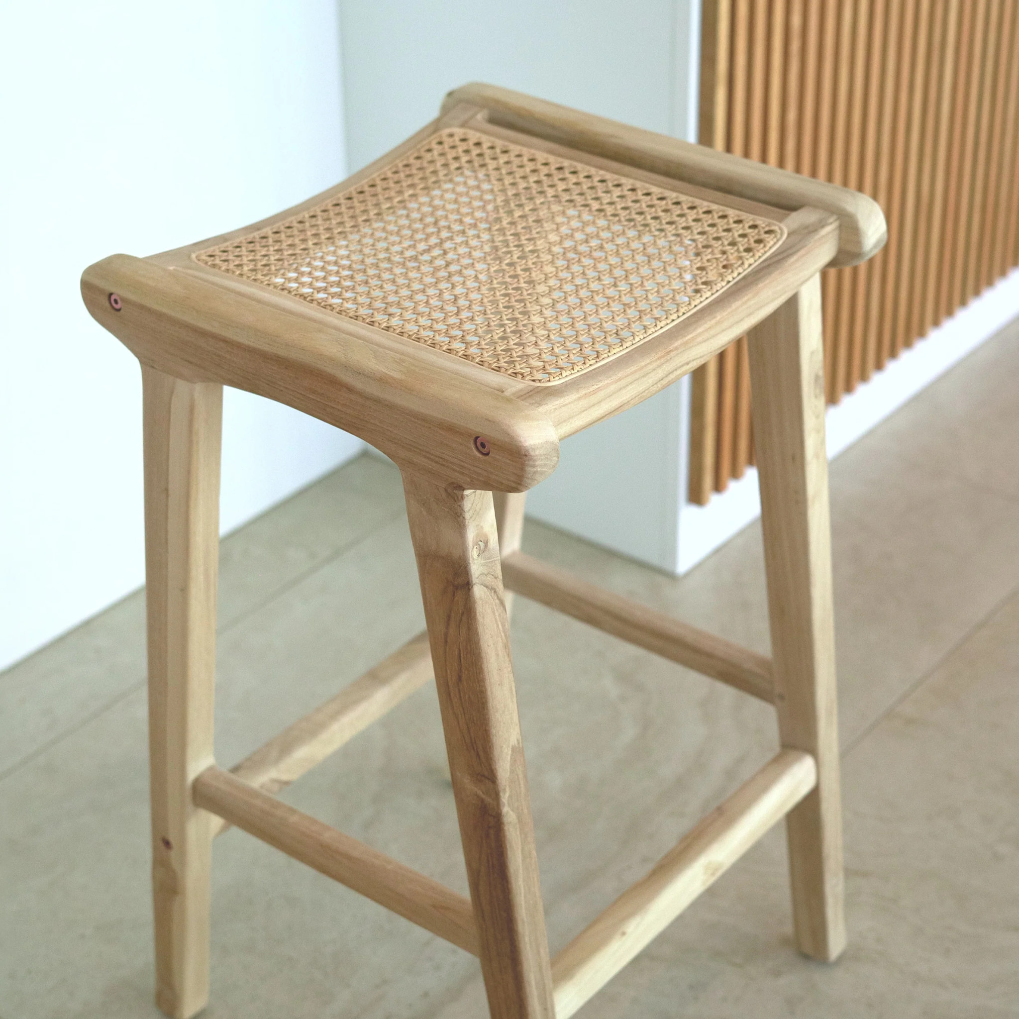 Tabouret pour îlot central 65 cm en teck et cannage - Omaha