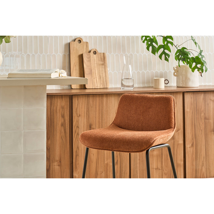 Tabourets de bar en tissu effet velours texturé terre brûlée et métal noir H65 cm (lot de 2) BOOST
