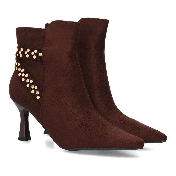 Botines elegantes con tachuelas y tacón fino