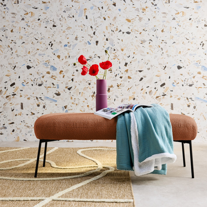 Banc. bout de lit avec revêtement bouclette texturée. rouille. pieds en métal noir. L 120 x P 41 x H 42.5cm