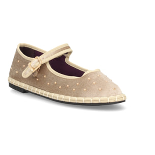 Merceditas planas con tachuelas metálicas.