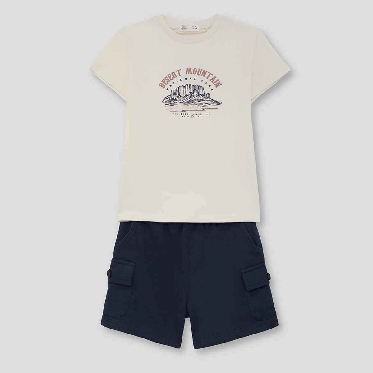 Conjunto Camiseta con Estampado Desert Mountain y Shorts Cargo con Bolsillos Laterales | Color: Crudo | Street Monkey