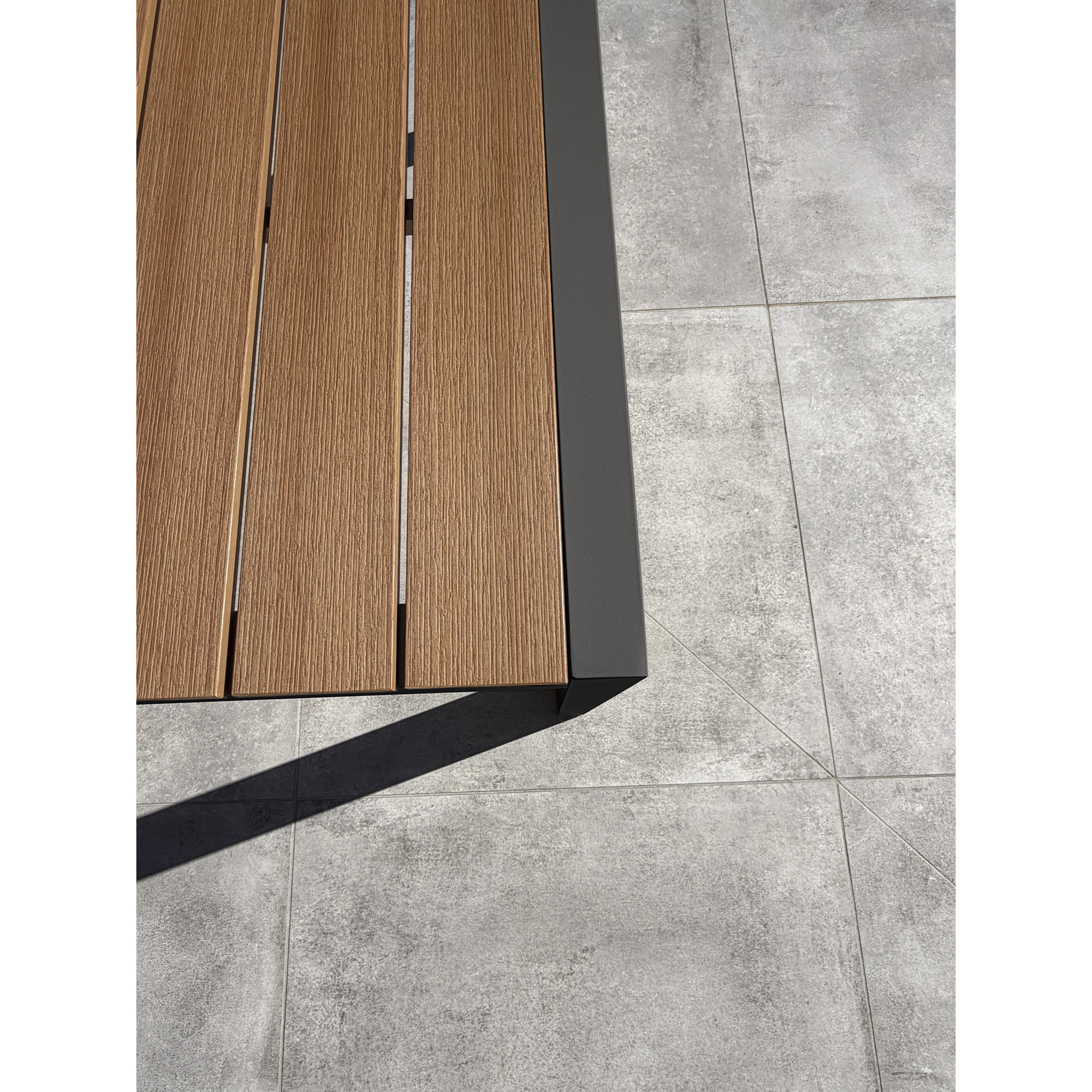 TONGA - Table de jardin 4 places en alu plateau polywood aspect bois
